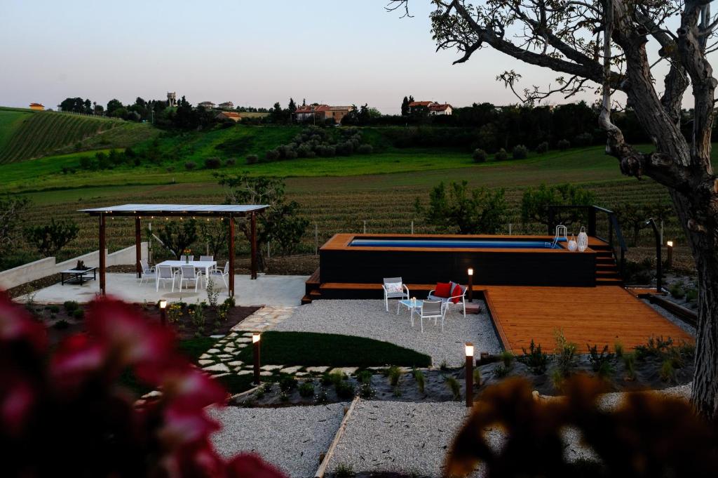 un jardin avec un pavillon et des tables et des chaises dans l'établissement Villa Ophite, à Offida