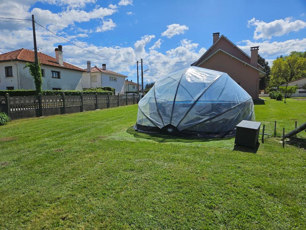 une tente au milieu d'une cour dans l'établissement Gîte LA MAISON ROSE, à Lannemezan