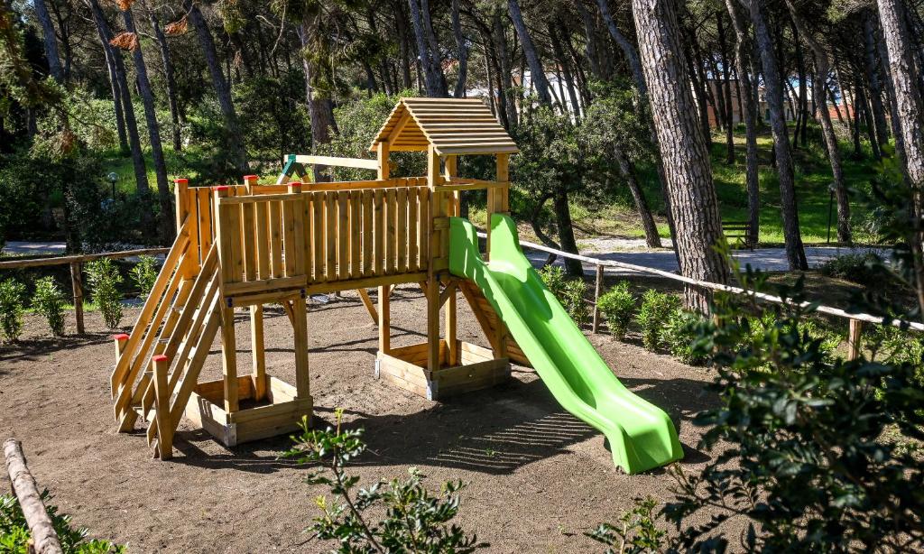 - une aire de jeux avec toboggan dans un parc dans l'établissement CSA Hotel Beach & Park, à Marina di Bibbona