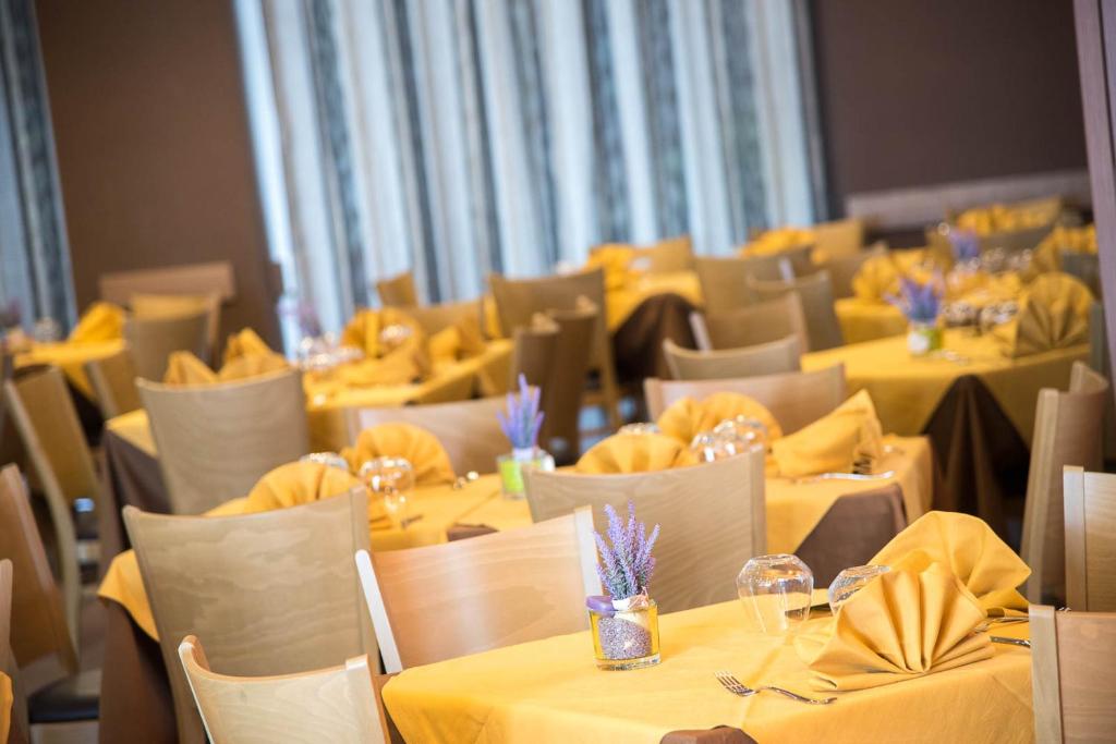 une salle à manger avec des tables et des chaises jaunes dans l'établissement Hotel Sole, à Maiori