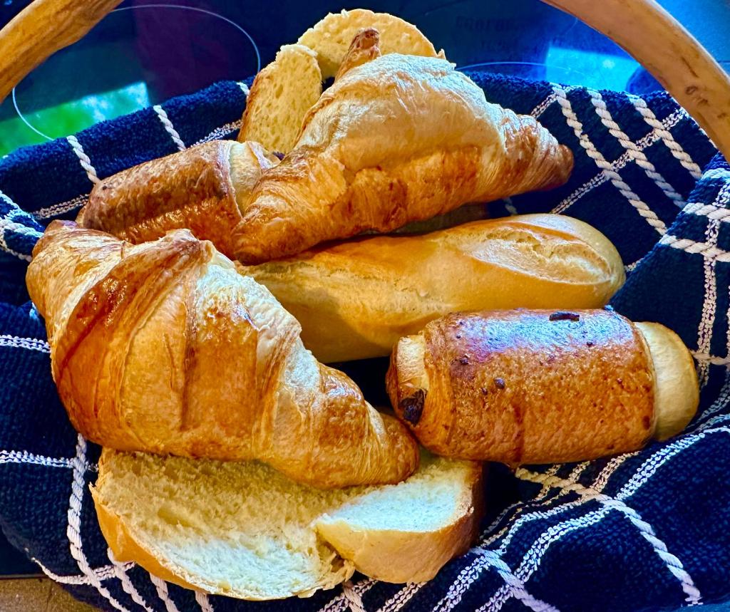 - une assiette de pain et de viennoiseries sur une table dans l'établissement Tipi sous les étoiles option petit déjeuner et dîner, à Lucéram 53 autres photos