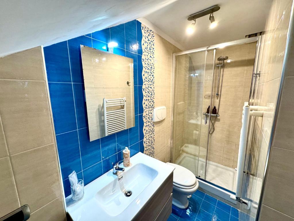 une salle de bain avec un lavabo, des toilettes et une douche dans l'établissement Villa Teresa con piscina costiera amalfitana, à Vietri