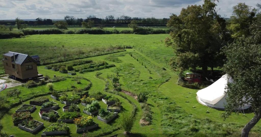 une vue aérienne sur un jardin dans un champ dans l'établissement "la ferme des grands-parents", à Auboncourt-Vauzelles