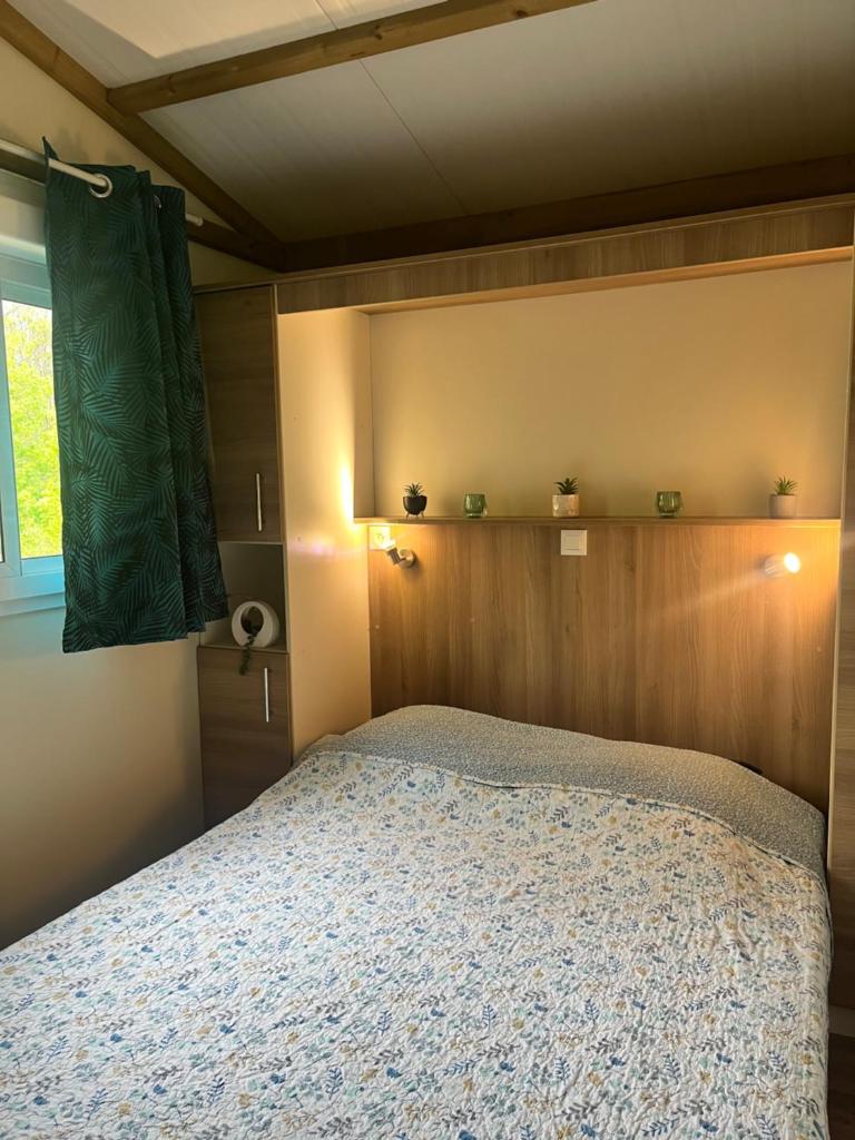 une petite chambre avec un lit et une fenêtre dans l'établissement Village de chalets et camping La Pierre de l'Aigle, à La Bréole 28 autres photos