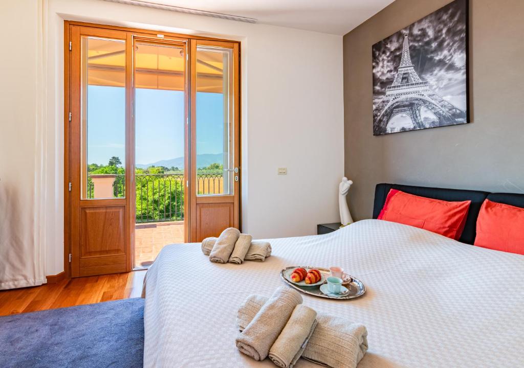 Photo de la galerie de l'établissement Villa con Piscina immersa nel Verde - Montecarlo - Horizonte Selections, à Montecarlo