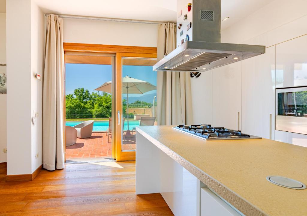 Photo de la galerie de l'établissement Villa con Piscina immersa nel Verde - Montecarlo - Horizonte Selections, à Montecarlo