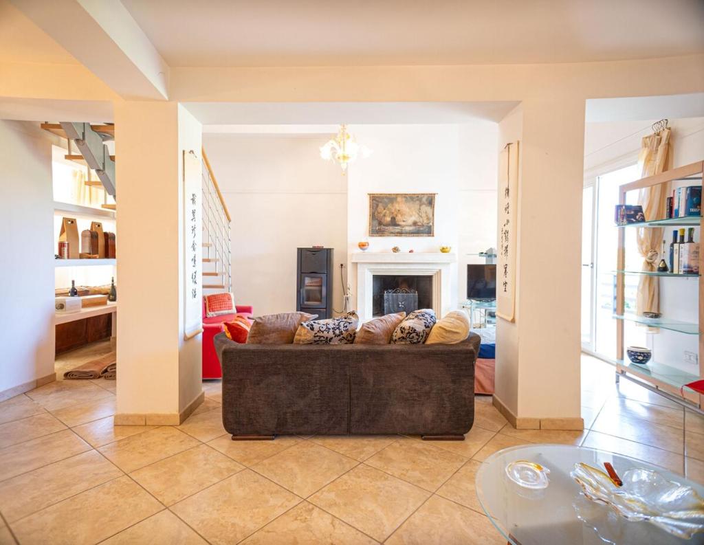 un salon avec un canapé et une cheminée dans l'établissement Villa Malvasia with Pool and Garden - Borgo Stays, à Oriolo Romano