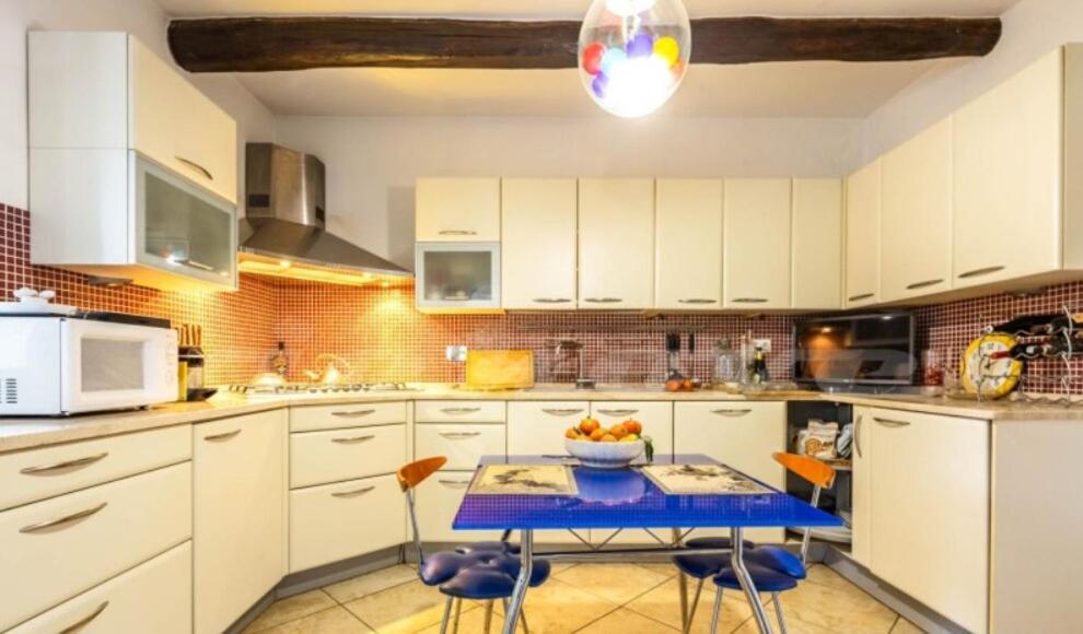 une cuisine avec une table avec un bol de fruits dessus dans l'établissement Villa Malvasia with Pool and Garden - Borgo Stays, à Oriolo Romano