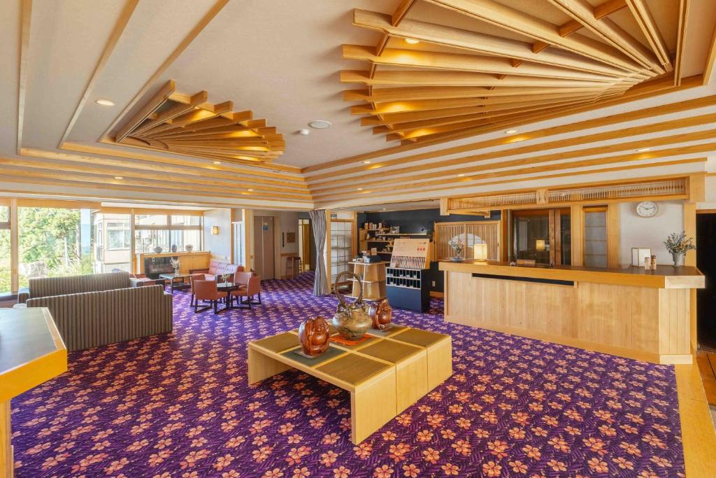 une grande chambre avec une cuisine et un salon dans l'établissement Nozawa View Hotel Shimataya, à Nozawa Onsen
