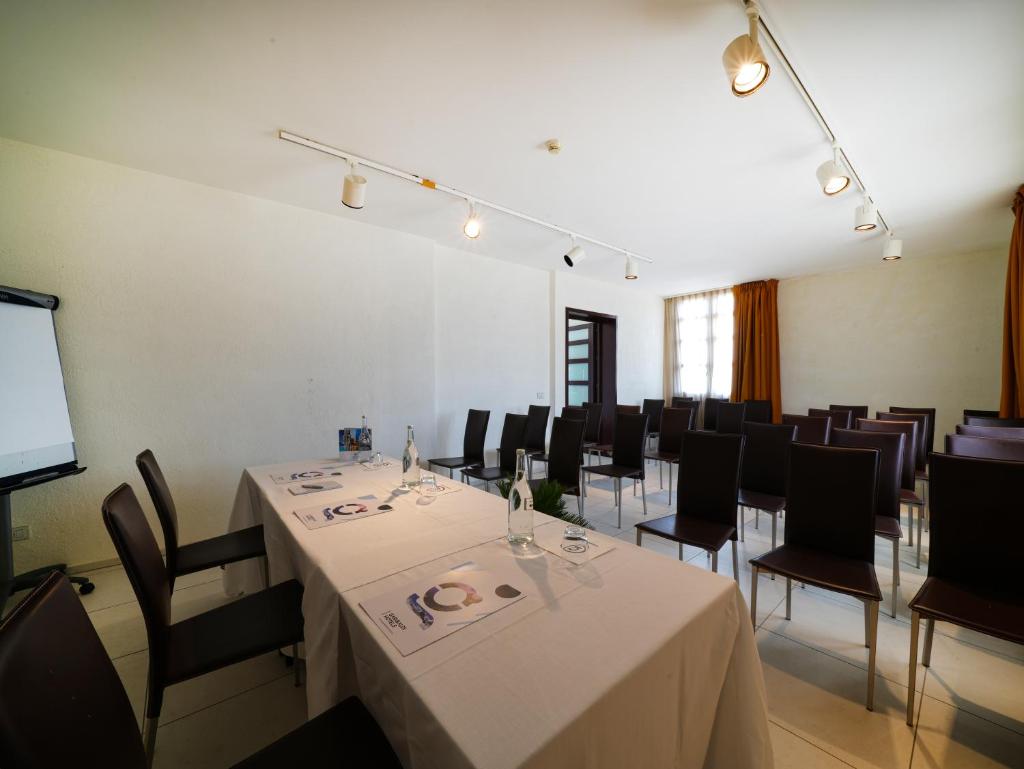 une salle de conférence avec une table et des chaises dans l'établissement GH Gallipoli Resort, à Gallipoli 56 autres photos