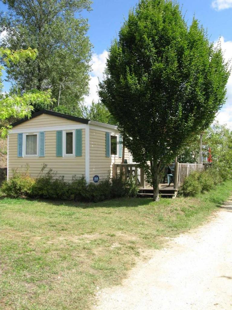 Photo de la galerie de l'établissement Camping 3 étoiles - Piscine - efaaea, à Villefranche-du-Périgord
