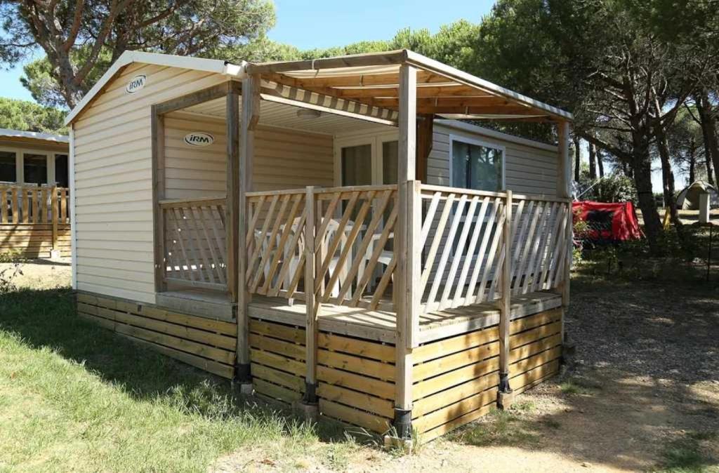 une grande cabine en bois avec une terrasse en bois dans l'établissement Ushuaïa Villages Camping Figurotta, à Bizanet