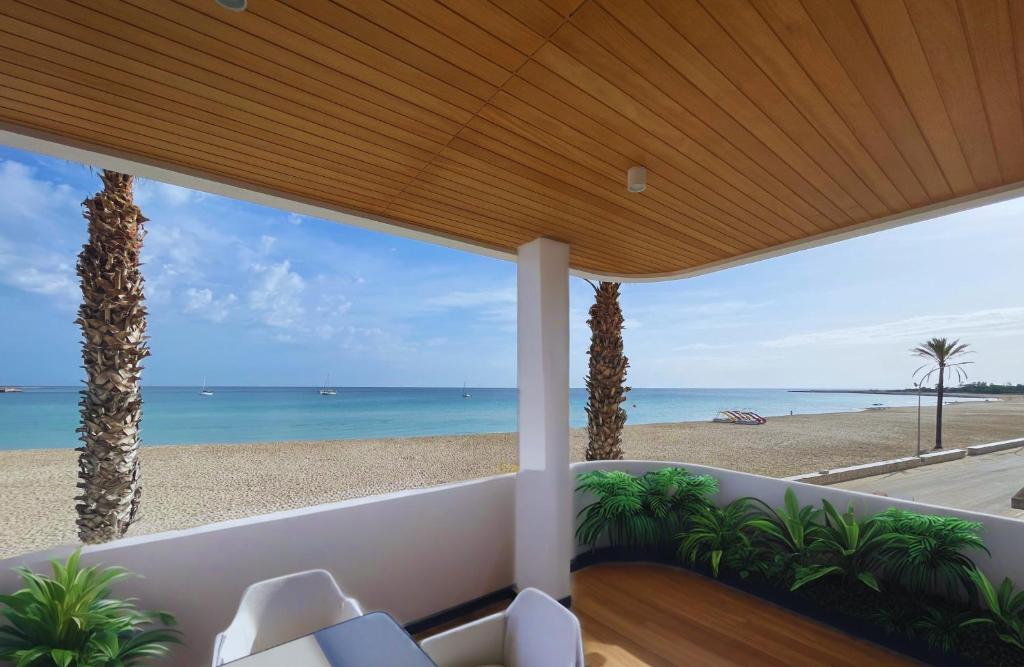 - un salon avec vue sur la plage dans l'établissement Hotel Egitarso Sul Mare, à San Vito Lo Capo