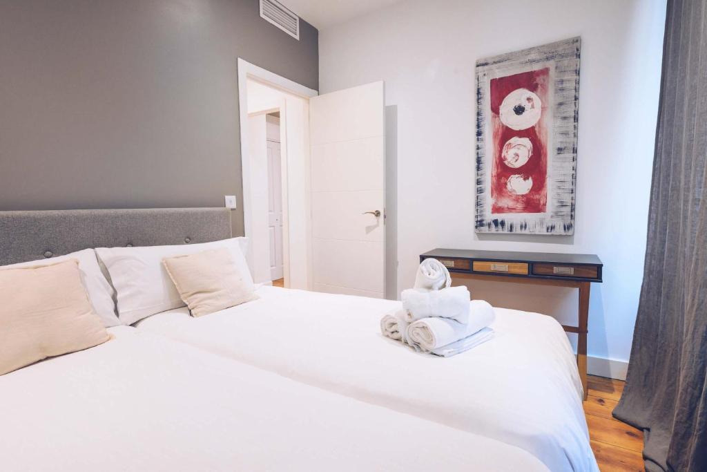 Stunning 2-BR Apartment in The Nook with Lift Access and Prime Central Location 6