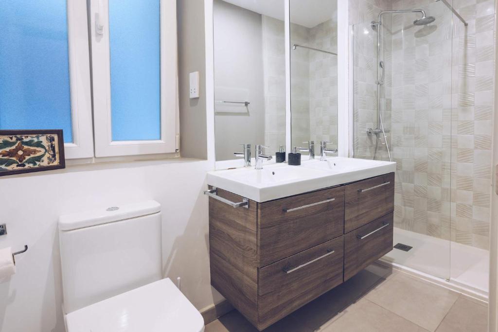 Stunning 2-BR Apartment in The Nook with Lift Access and Prime Central Location 7