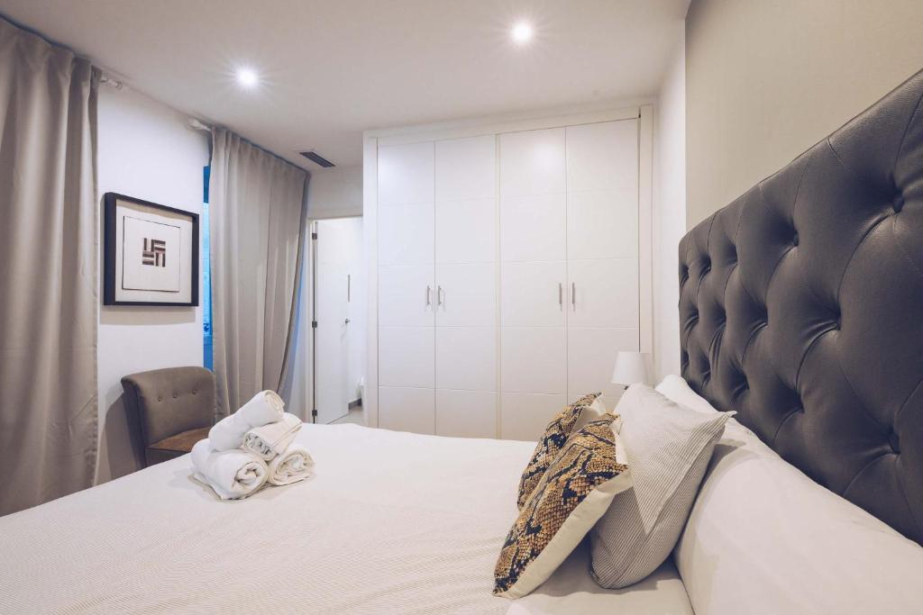 Stunning 2-BR Apartment in The Nook with Lift Access and Prime Central Location 8