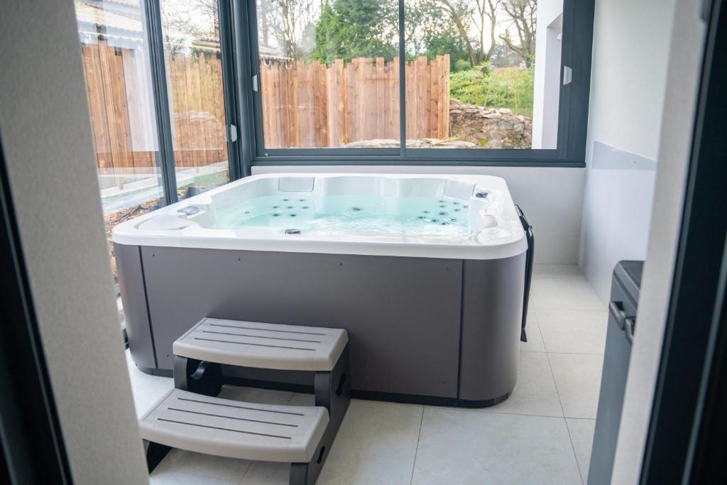 Projecteur sur ma bulle - Studio Viens dans ma bulle avec JACUZZI privé 1