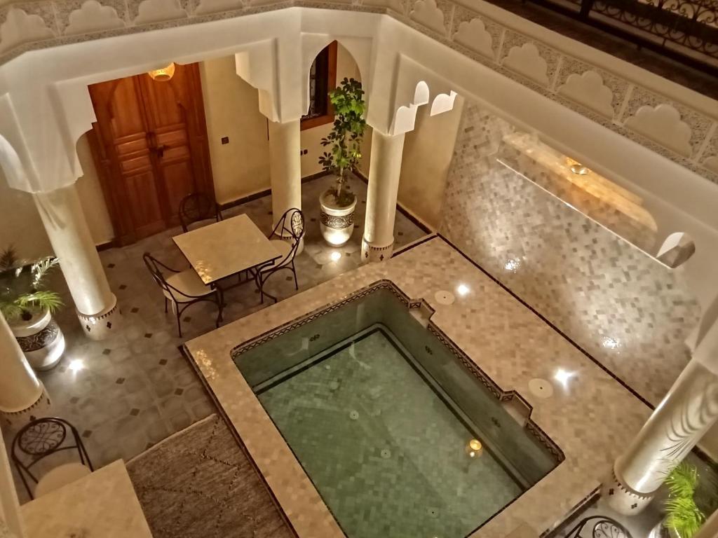 une vue aérienne d'une piscine dans une maison dans l'établissement Riad Orient Palace, à Marrakech