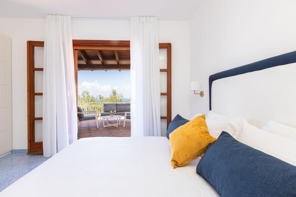 - une chambre avec un lit blanc et une terrasse dans l'établissement Villa La Scala, à Massa Lubrense