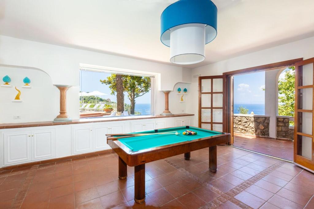 - un billard dans une chambre avec vue sur l'océan dans l'établissement Villa La Scala, à Massa Lubrense
