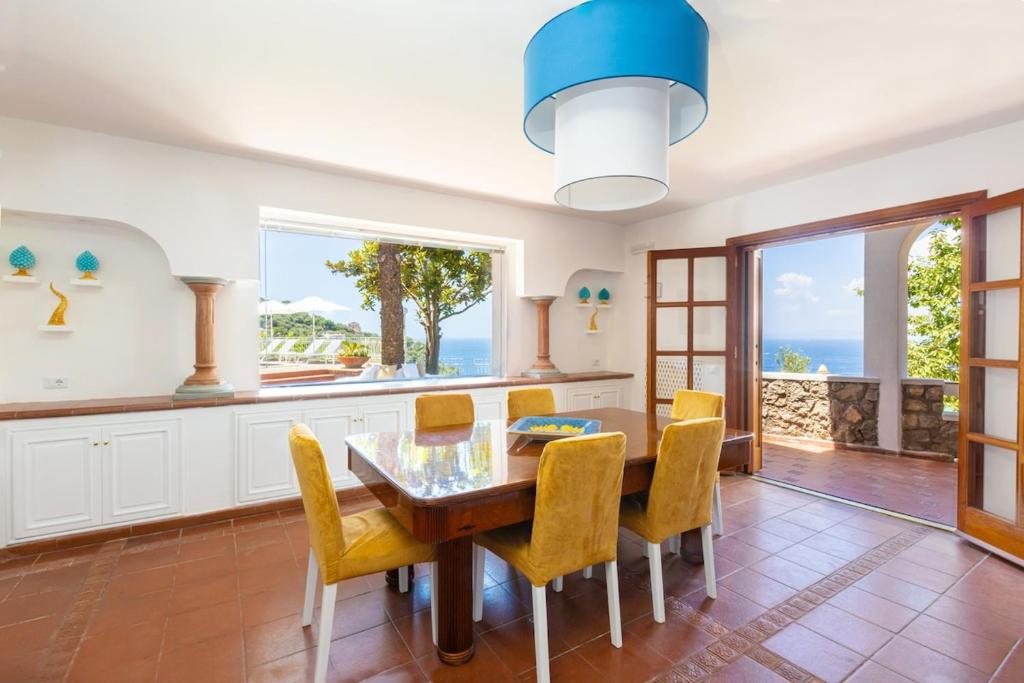 une salle à manger avec une table et des chaises dans l'établissement Villa La Scala, à Massa Lubrense