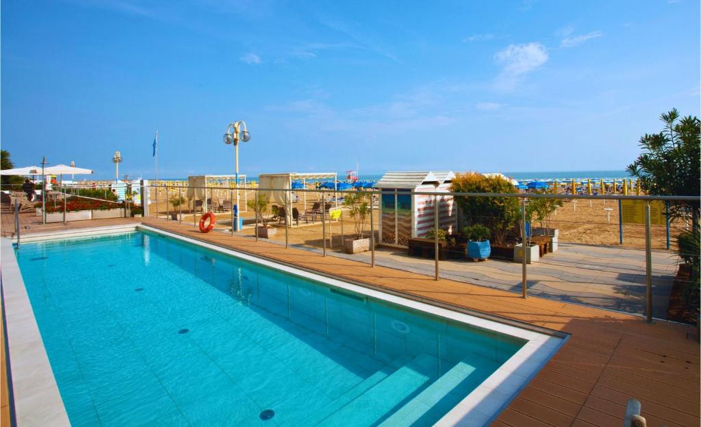 une piscine avec vue sur la plage dans l'établissement Hotels Vidi Miramare & Delfino, à Lido di Jesolo