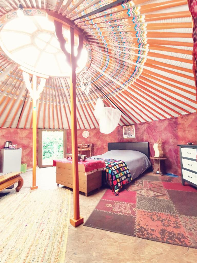 - une chambre avec un lit et un grand plafond dans l'établissement Yourte Namaste Homestay, à Saint-Pargoire 10 autres photos