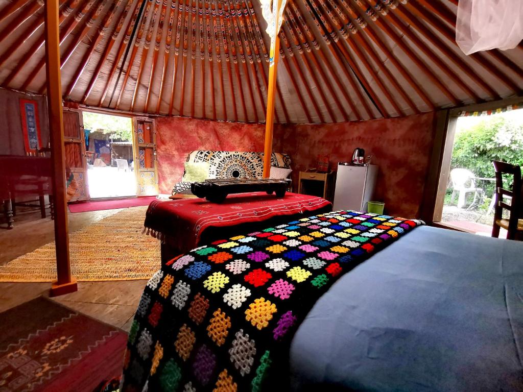 une chambre avec un lit dans une tente dans l'établissement Yourte Namaste Homestay, à Saint-Pargoire
