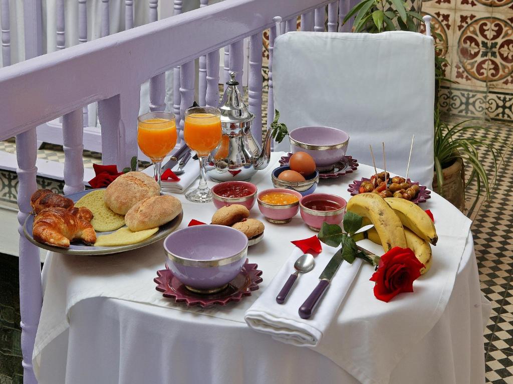 - une table avec un plateau de produits pour le petit-déjeuner et des boissons dans l'établissement Casa Lila & Spa, à Essaouira