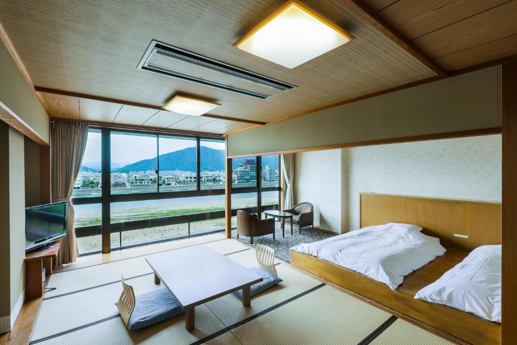 une chambre avec un lit et une grande fenêtre dans l'établissement Hotel Park, à Gifu