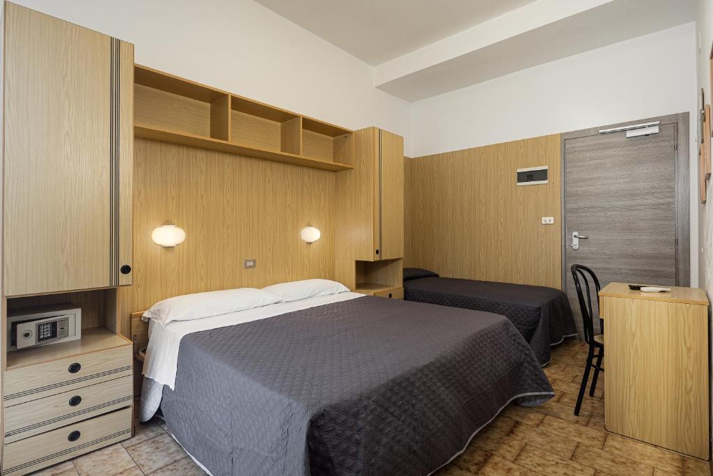 une chambre d'hôtel avec un lit et un bureau dans l'établissement BI Hotel, à Bellaria-Igea Marina 37 autres photos