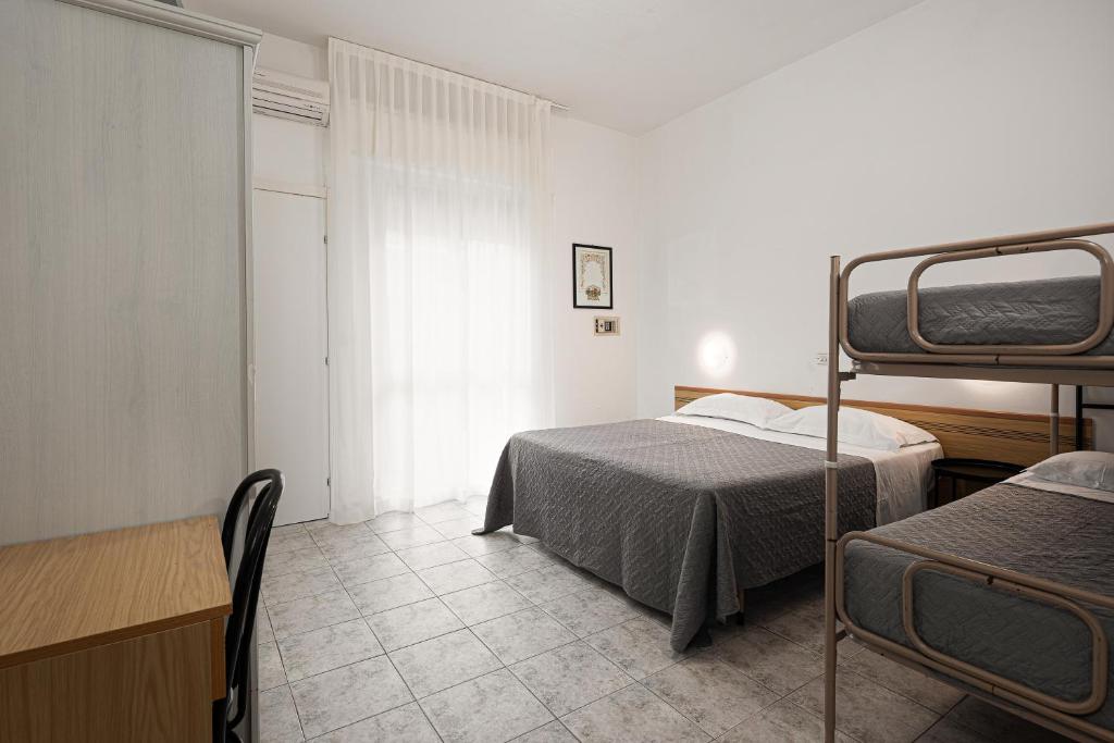 une chambre avec deux lits superposés et une fenêtre dans l'établissement BI Hotel, à Bellaria-Igea Marina