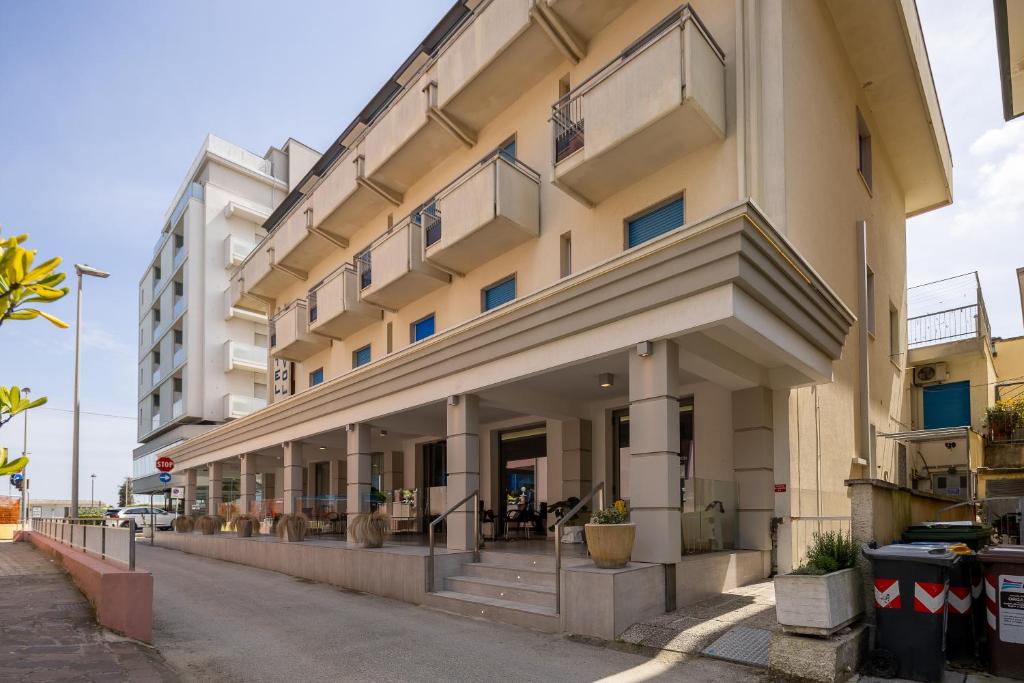 un immeuble d'appartements avec un balcon sur une rue dans l'établissement BI Hotel, à Bellaria-Igea Marina