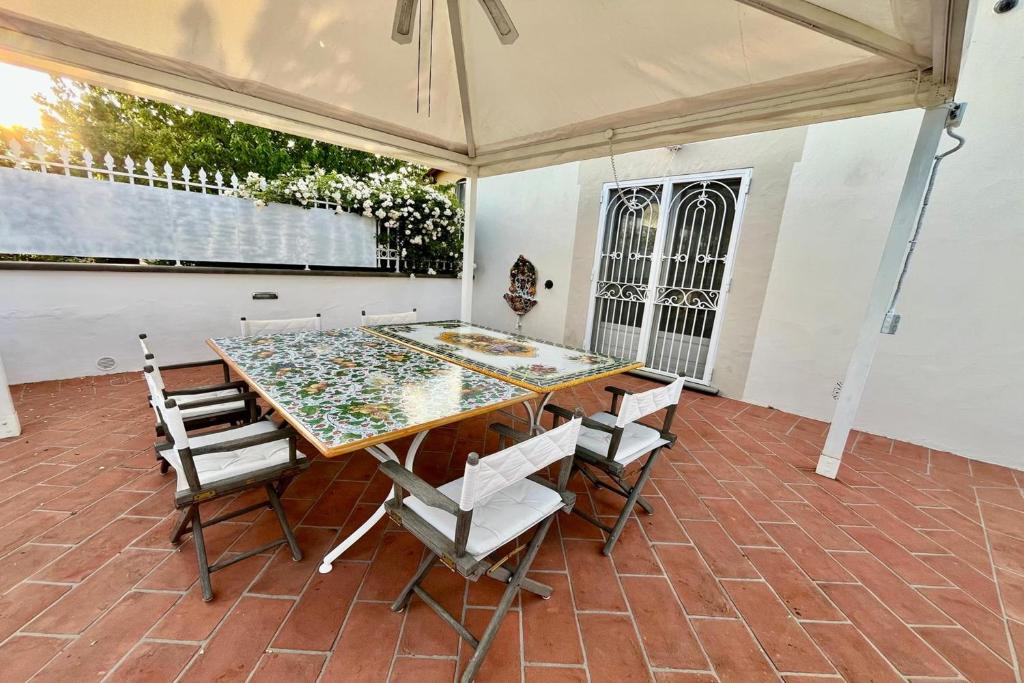 une table et des chaises assises sur une terrasse dans l'établissement Villa Yvonne by MMega, à Signa