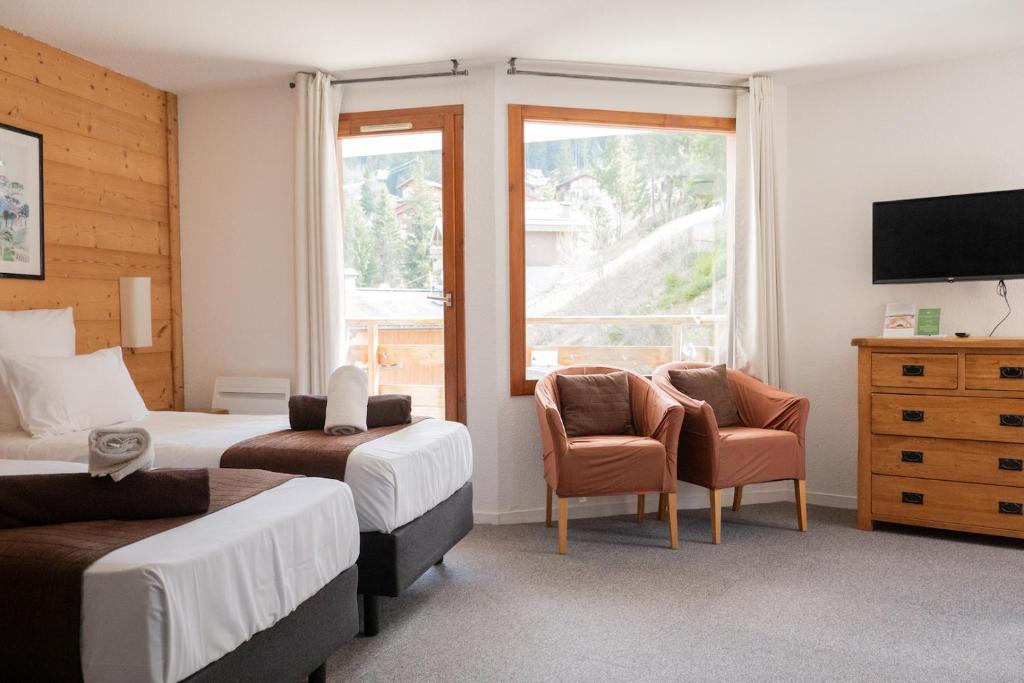 une chambre d'hôtel avec deux lits et une fenêtre dans l'établissement Hôtel Le Montana, à La Tania