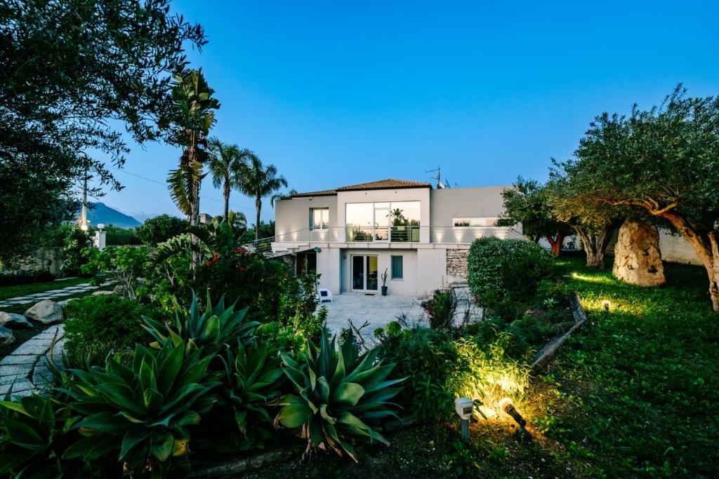 une maison avec un jardin devant dans l'établissement Villa Virginia - Relax and Private Pool, à Paceco