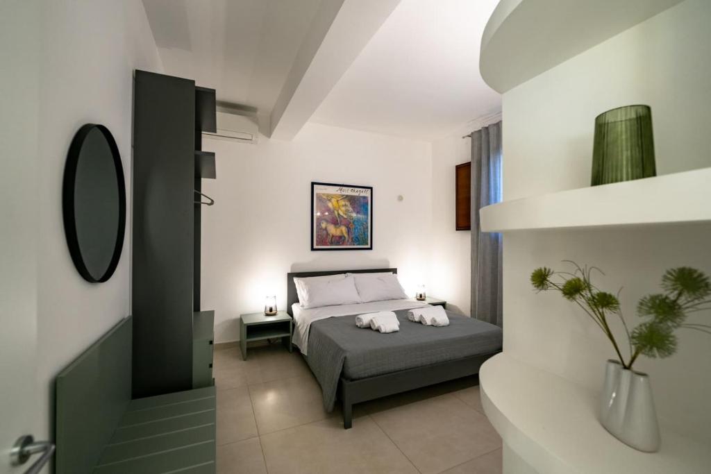 une chambre avec un lit avec deux oreillers dessus dans l'établissement Villa Virginia - Relax and Private Pool, à Paceco