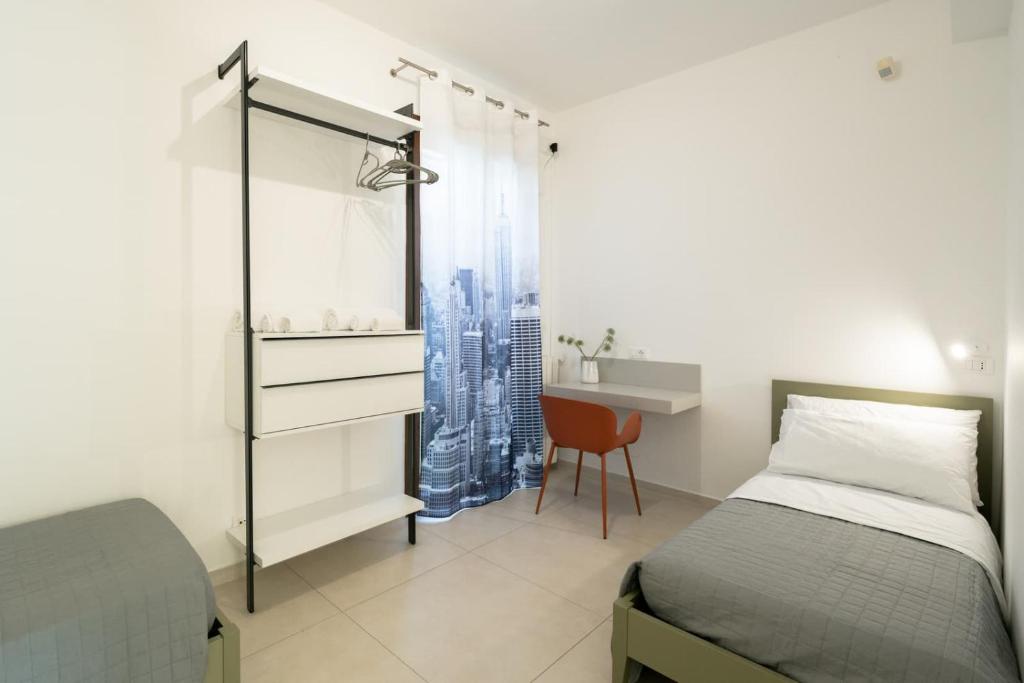 une chambre avec un lit, un bureau et une chaise dans l'établissement Villa Virginia - Relax and Private Pool, à Paceco 73 autres photos