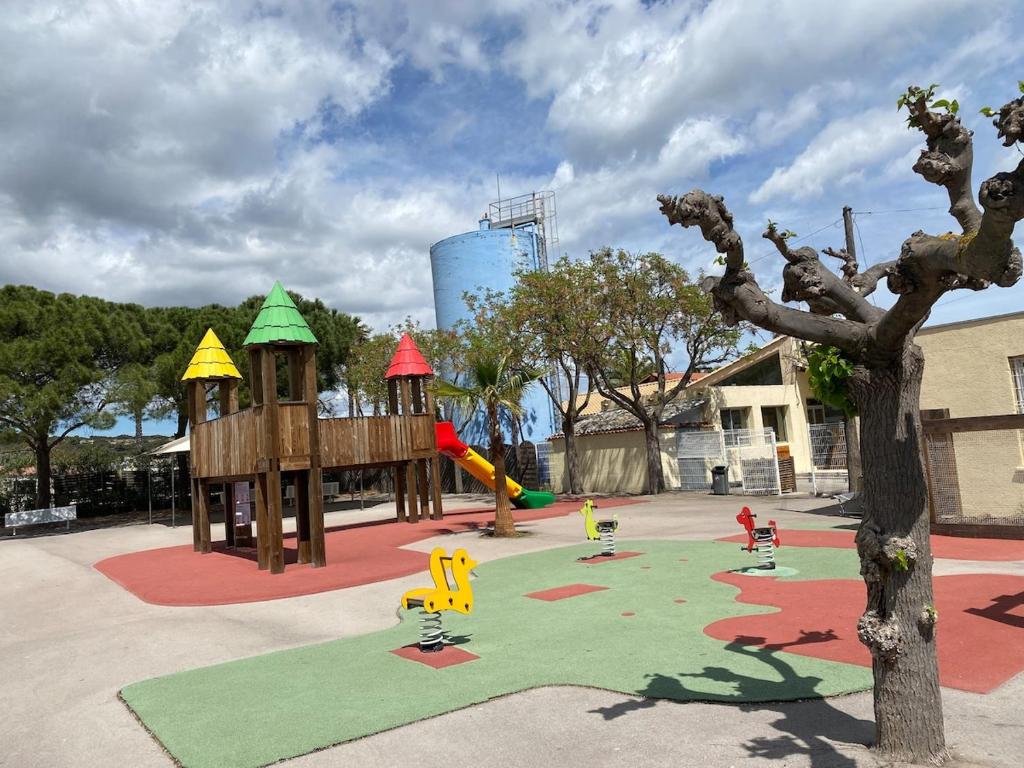 - un parc avec une aire de jeux équipée dans l'établissement Mobil home pour 6, près de la mer, dans un camping 4 étoiles à 20min de Montpellier., à Vic-la-Gardiole