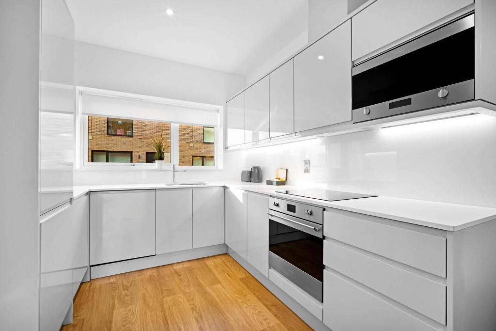Stylish Four Bedroom Townhouse - City Centre - Netflix - Parking - Garden - Balconies 11SL 7