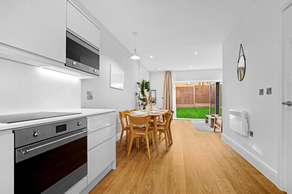 Stylish Four Bedroom Townhouse - City Centre - Netflix - Parking - Garden - Balconies 11SL 2