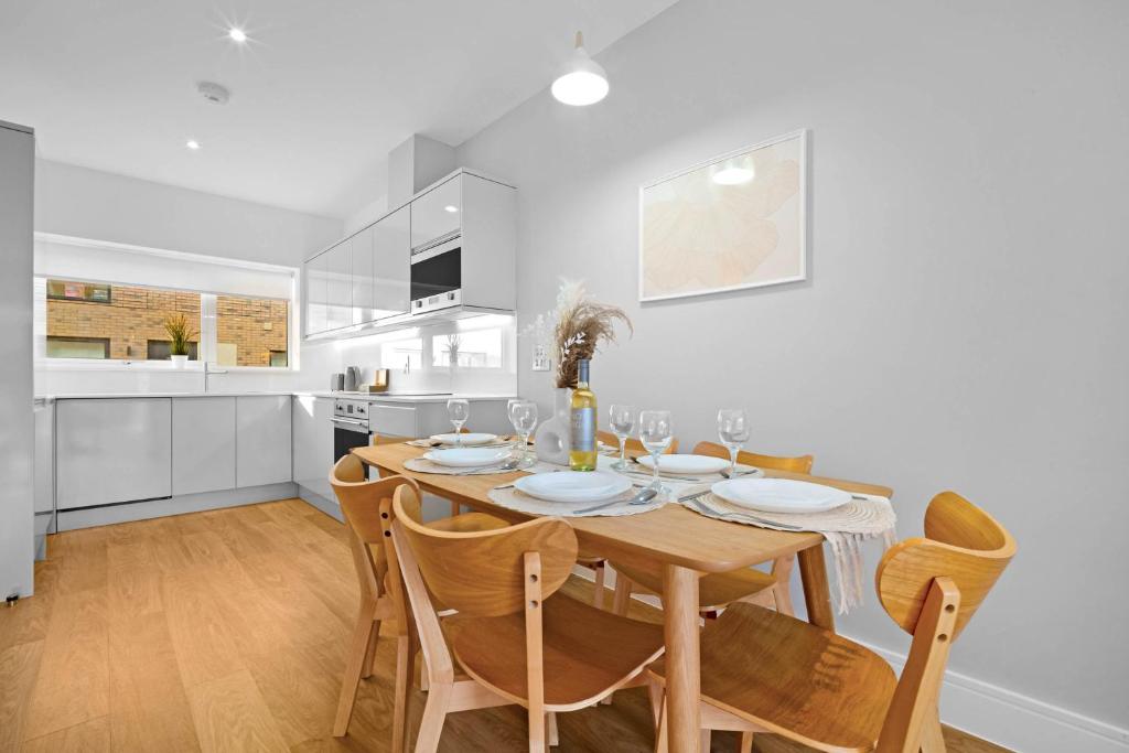 Stylish Four Bedroom Townhouse - City Centre - Netflix - Parking - Garden - Balconies 11SL 8