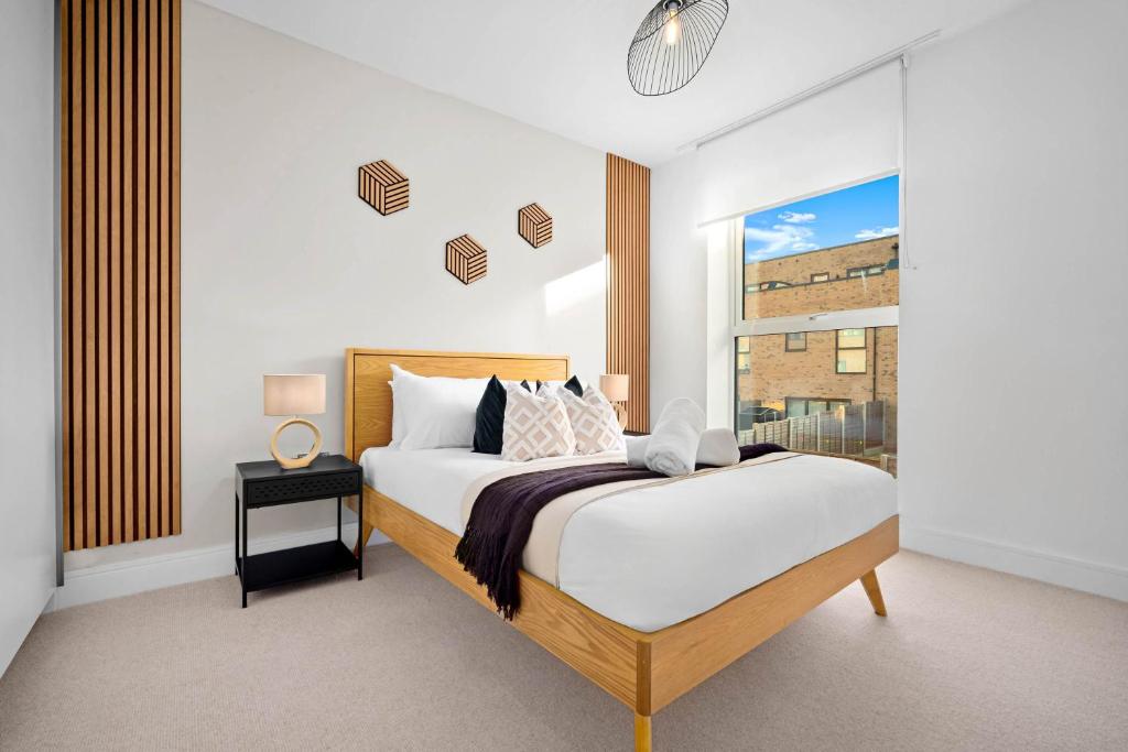 Stylish Four Bedroom Townhouse - City Centre - Netflix - Parking - Garden - Balconies 11SL 4