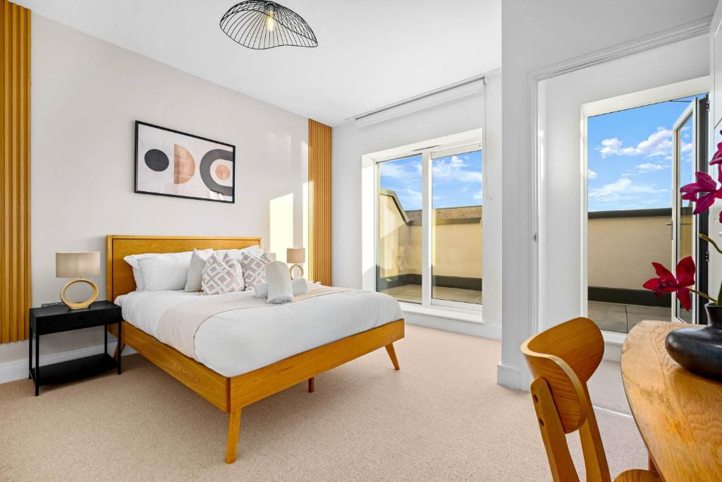 Stylish Four Bedroom Townhouse - City Centre - Netflix - Parking - Garden - Balconies 11SL 3