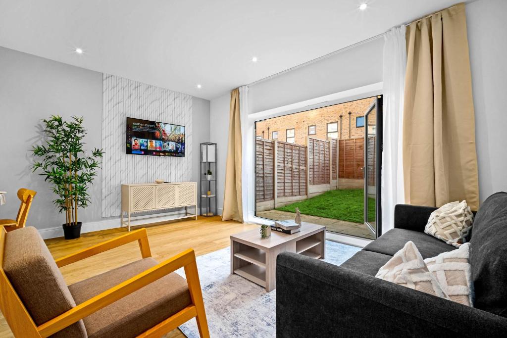 Stylish Four Bedroom Townhouse - City Centre - Netflix - Parking - Garden - Balconies 11SL 5