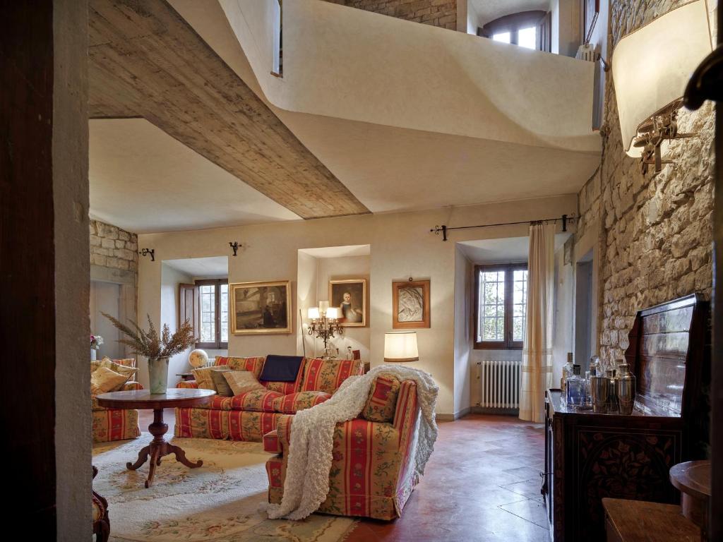 un salon avec un canapé et une table dans l'établissement San Niccolò a Olmeto, Torre e Chiesa del XIII secolo, à Rignano sullʼArno