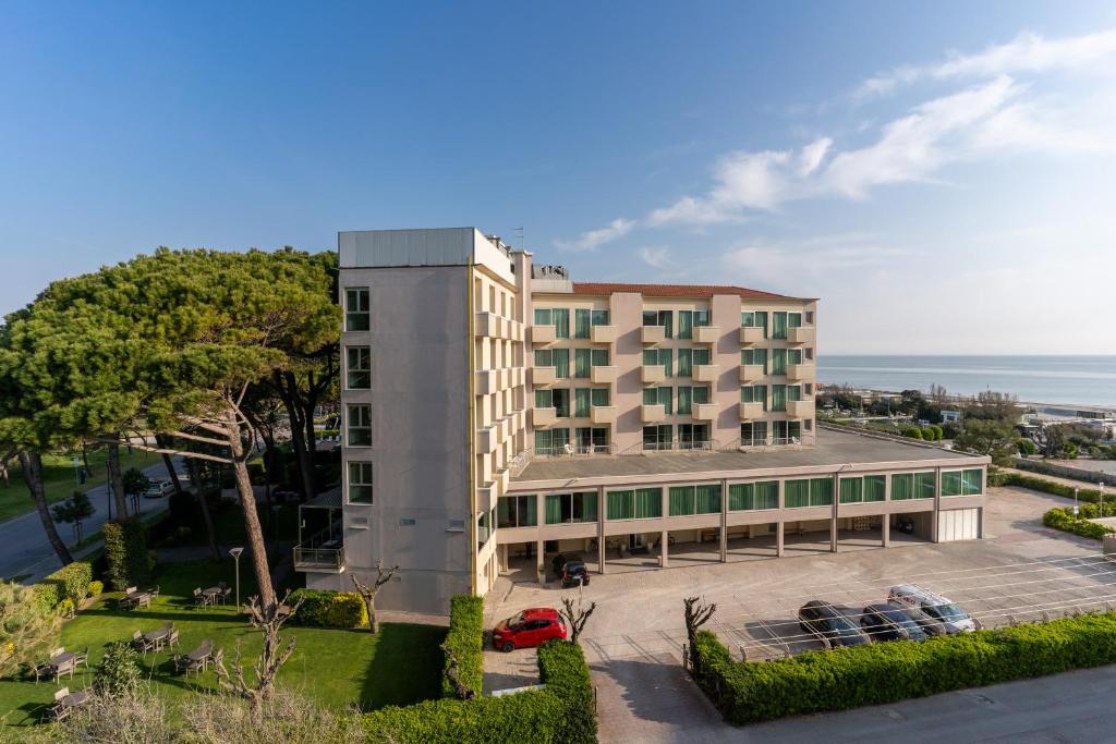 un bâtiment avec une voiture garée devant dans l'établissement Hotel Balance, à Milano Marittima