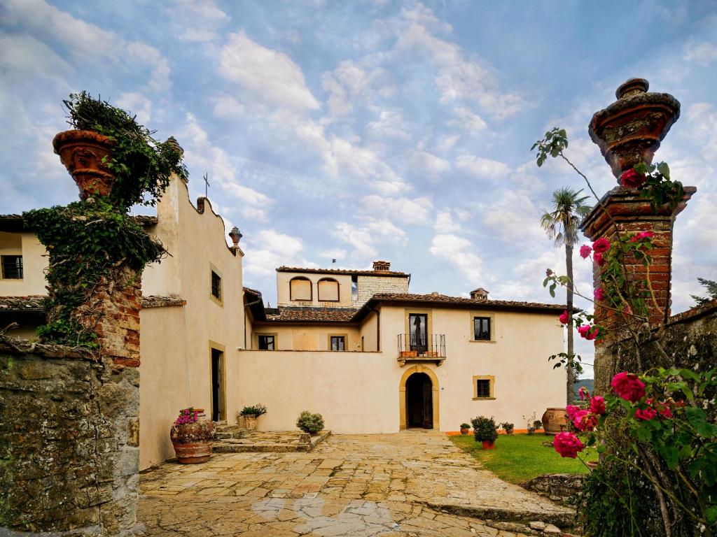 une grande maison avec une allée en pierre en face de celle-ci dans l'établissement San Niccolò a Olmeto, Torre e Chiesa del XIII secolo, à Rignano sullʼArno