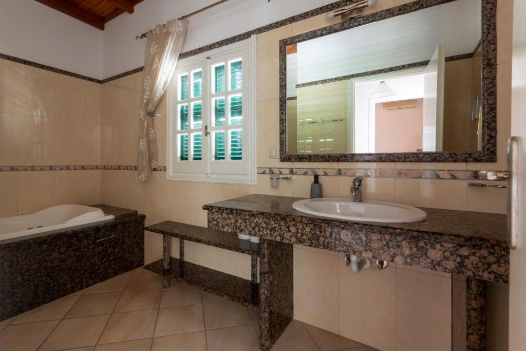 Aphrodite Suites & Apartments with Swimming Pool 4