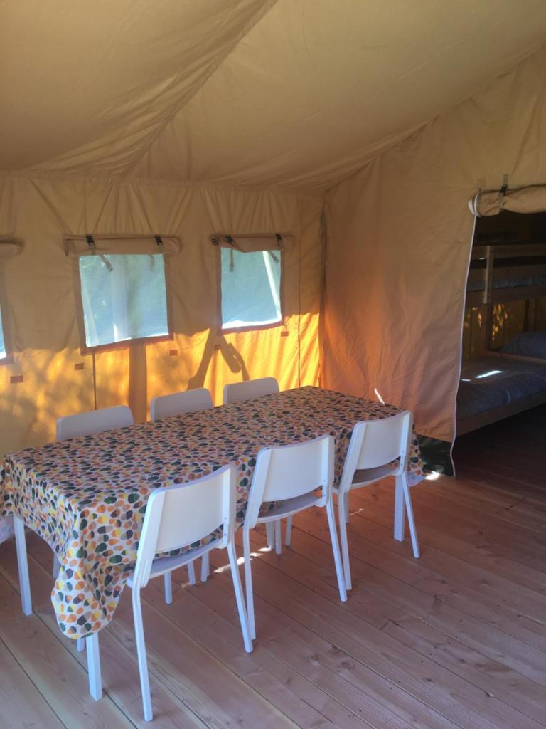 - une table à manger et des chaises dans une tente dans l'établissement SafariLodge 6 persoons, à Chaumont